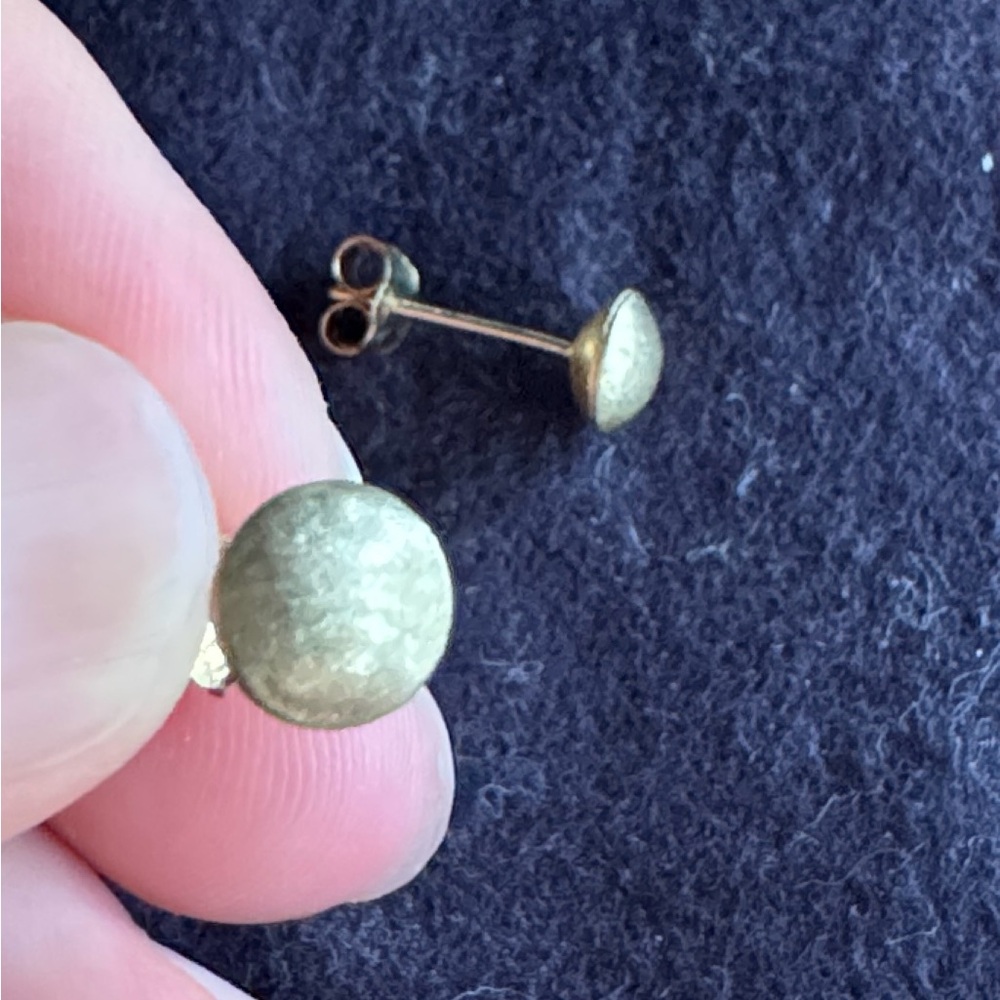Elegant Hammered Gold Stud Earrings - Picture 2 of 4